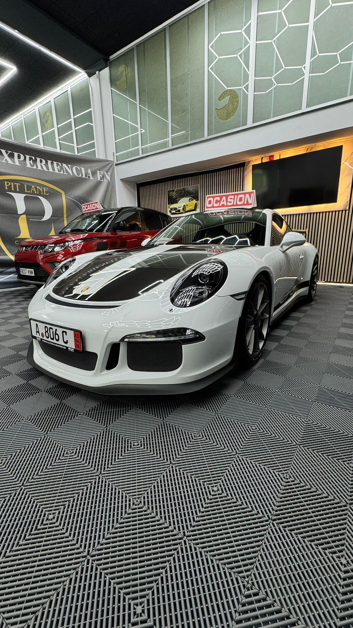 Porsche 911 GT3 blanco con matrícula alemana recién importado, en el showroom de ORION PREMIUM CAR Donostia