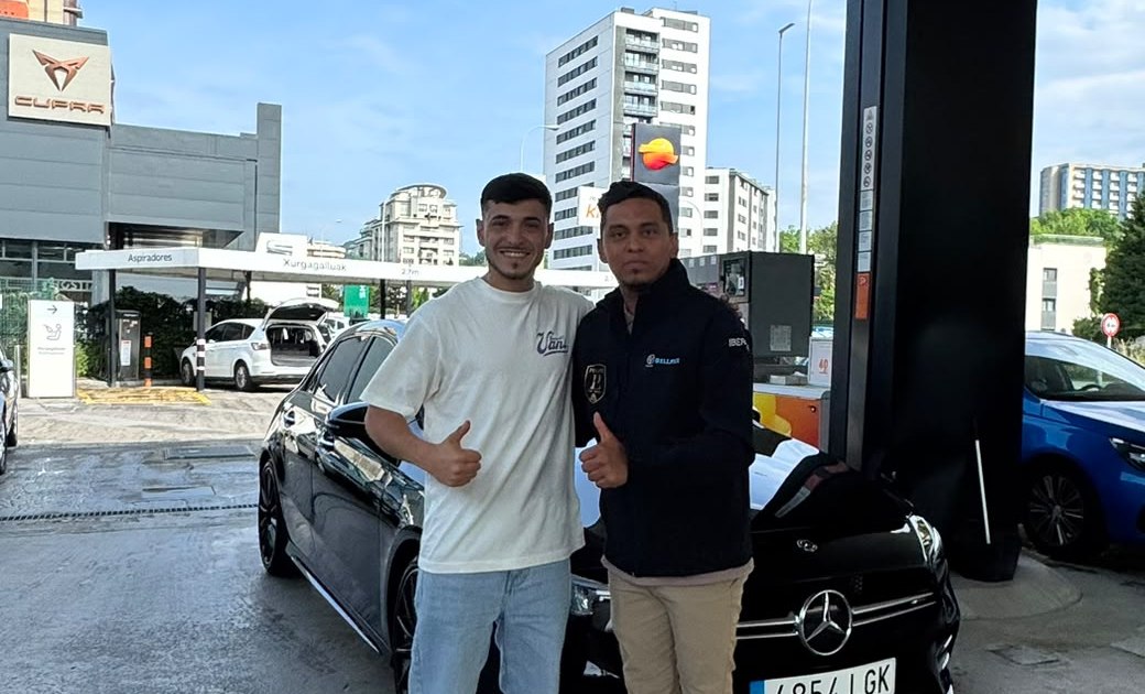 Clientes satisfechos recogiendo su Mercedes importado de Alemania con ORION PREMIUM CAR Donostia