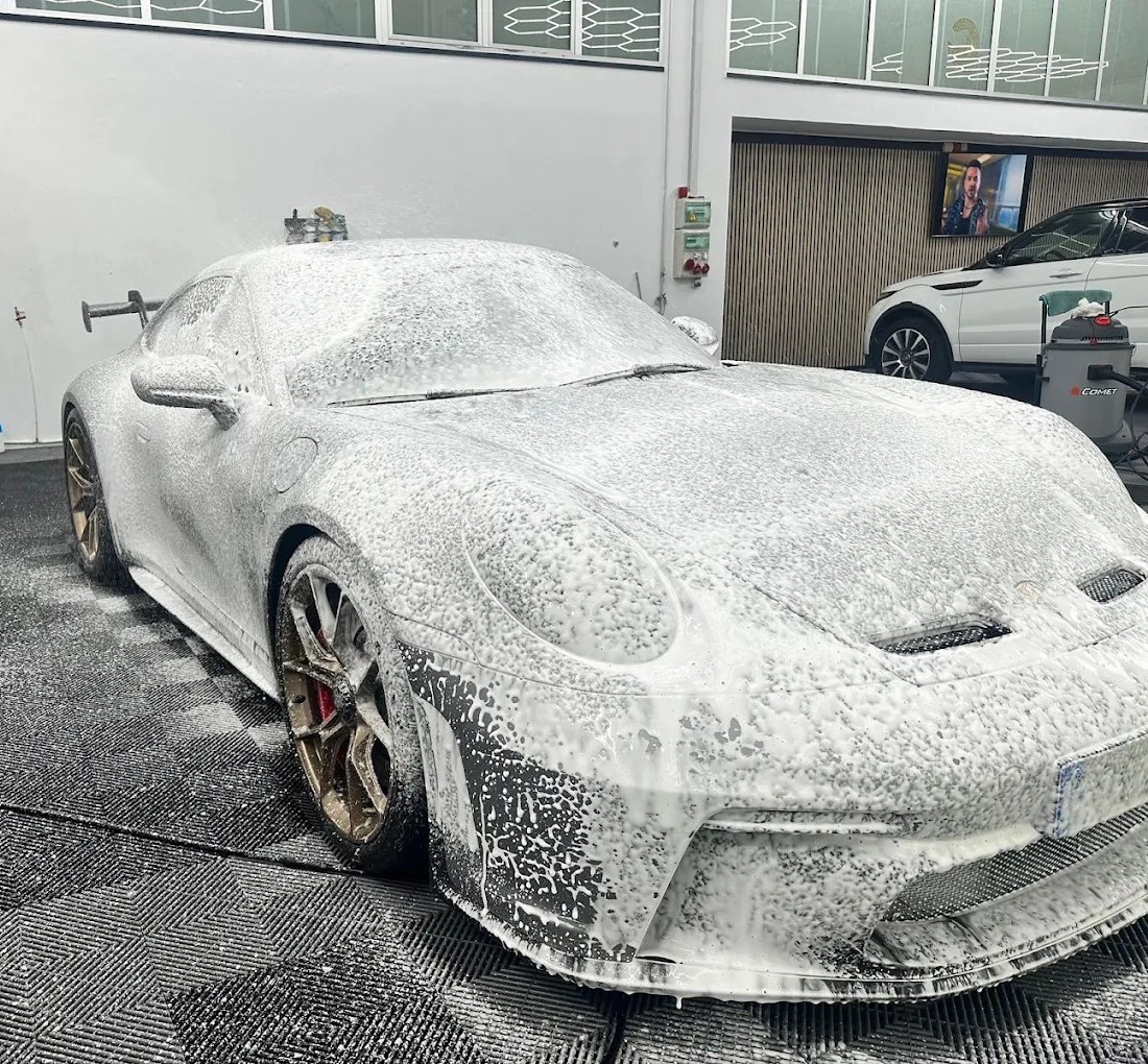 Porsche 911 GT3 cubierto de espuma activa durante una Limpieza Optimum en ORION PREMIUM CAR Donostia
