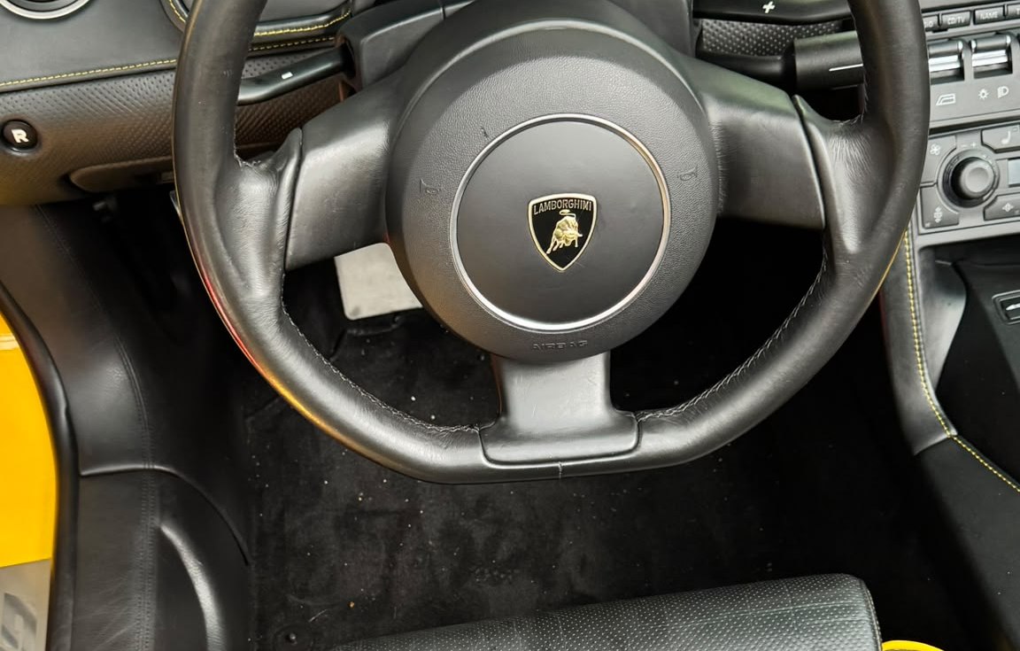 Interior de un Lamborghini Gallardo durante el tratamiento de tapicería — VIP Interior + Exterior