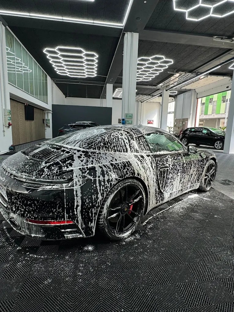 Porsche 911 cubierto de espuma en el lavado premium de ORION PREMIUM CAR Donostia