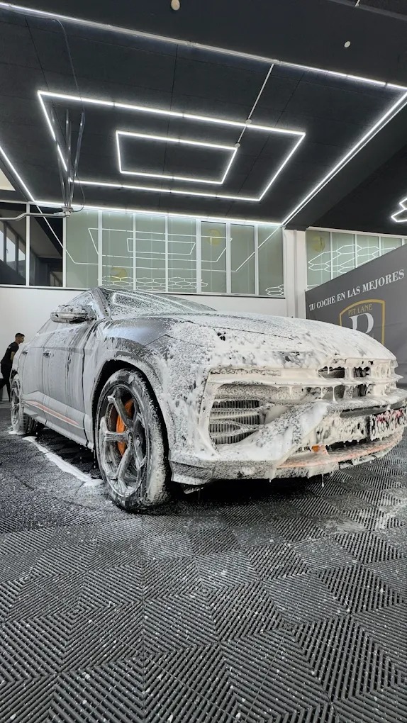 Lamborghini Urus en proceso de lavado con espuma activa en el taller de detailing de Donostia