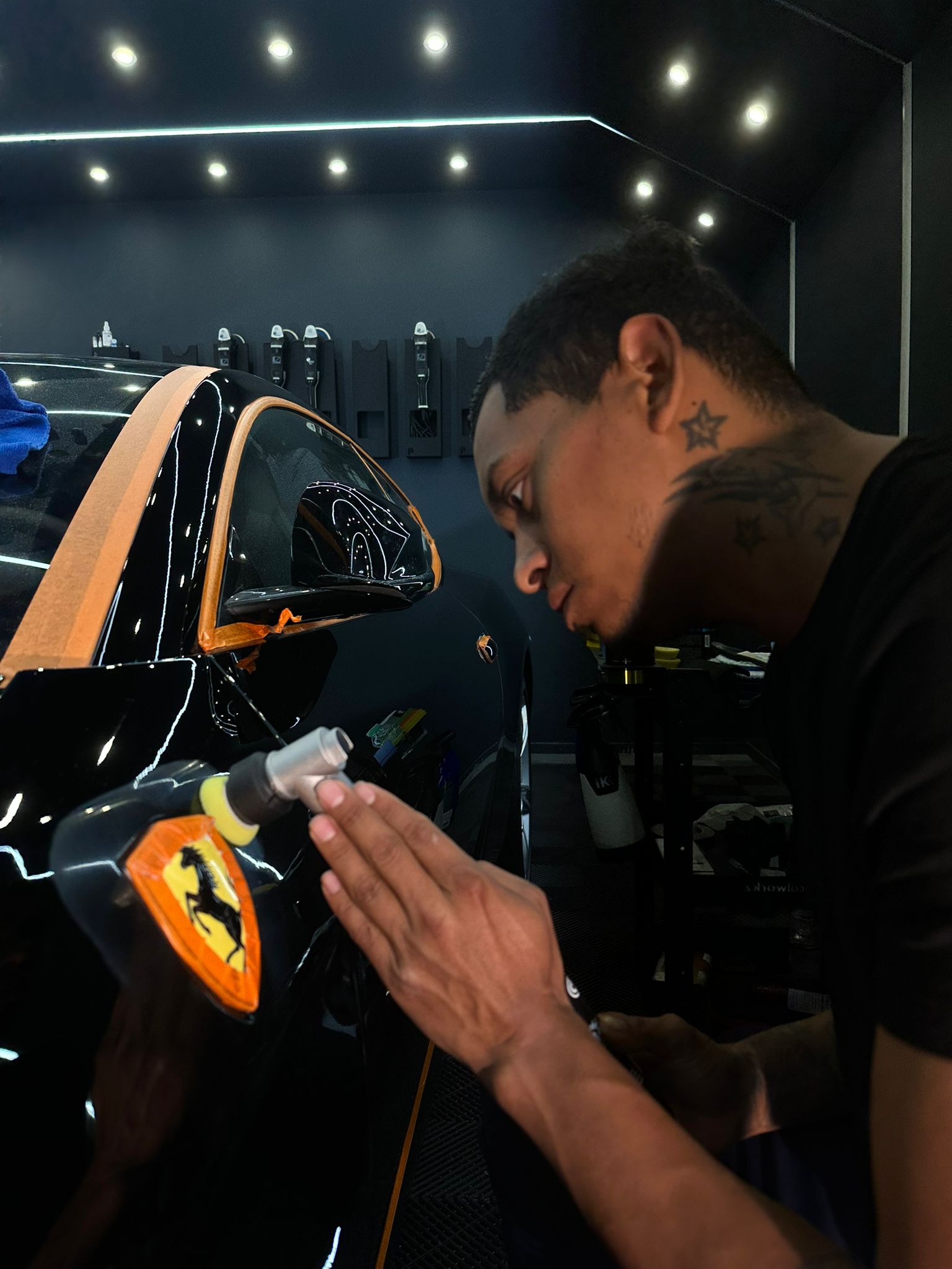 Detailer puliendo la carrocería de un Ferrari durante un Express Polishing en ORION PREMIUM CAR Donostia